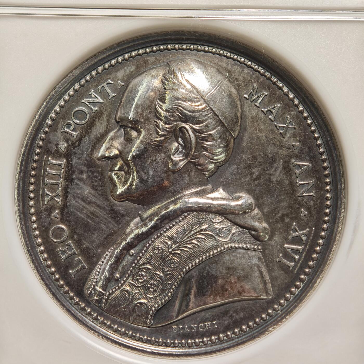 【德藏】世界币章拍卖第158期（拍品征集中~欢迎藏友联系） 1893年 梵蒂冈教皇利奥13世主教就职25周年高浮雕纪念银章 重36.3克 NGC MS61 正面是教皇利奥十三世右侧面半身肖像，背面是在圣灵的照耀下主教向教皇行跪拜礼，教皇向主教施摸顶礼，还有其他教职人员手持物件站在旁边观礼。人物画面雕刻复杂，高浮雕工艺，人物的帽子服饰等细节清晰，保存状态良好，谈谈的金色包浆，NGC早期低评