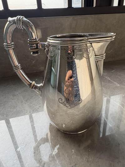 盛世勋华——号角文化勋章邮票专场拍卖第294期 - 意大利王国皇家海军1941年军官定制银壶，重989克，由米兰知名工坊Broggi打造，执壶通高220毫米（含把手），采用银制工艺打造（部分镀银），器身经精细錾刻与抛光处理，线条流畅饱满，呈现出优雅的梨形轮廓。壶身饰有意大利皇家海军专属纹章与航海主题装饰纹样，底座有银标和厂标