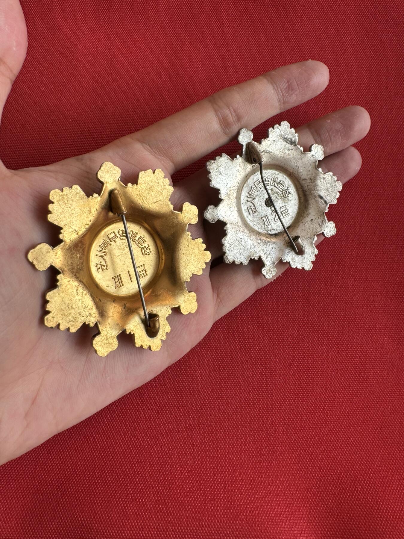 五哥徽章群   20号周六晚上八点4群联拍 朝鲜章