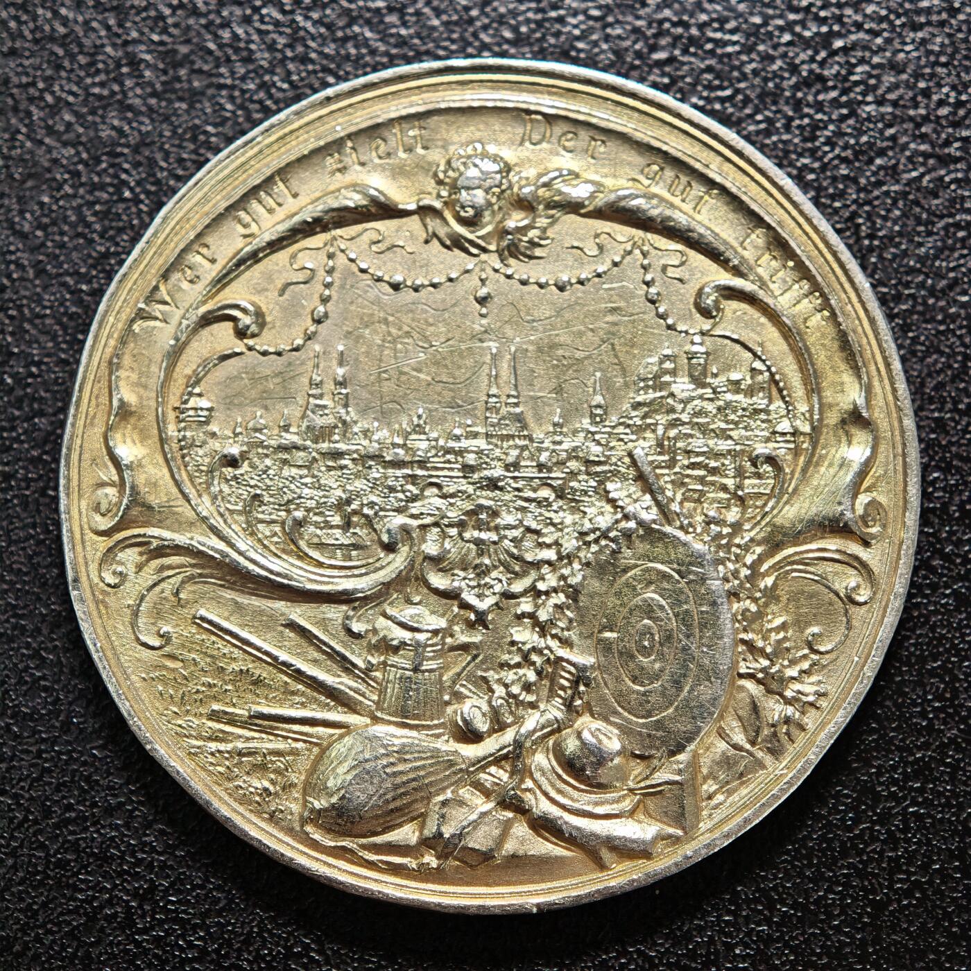 【德藏】世界币章拍卖第158期（拍品征集中~欢迎藏友联系） 1897年 德国纽伦堡第十二届联邦射击节镀金纪念银章(有焊点去除) 该属于德意志帝国时期重要的射击赛事纪念章，由德国造币机构铸造，用以纪念当年在纽伦堡举办的联邦射击节盛会 德国联邦射击节（Bundesschiessen）始于1861年，是德意志地区规模最大的射击赛事，兼具军事训练与民间体育属性，1897年纽伦堡举办的第十二届赛事是德意志帝国时期的重要体育盛会 直径约：40.3mm；重约：29.4g