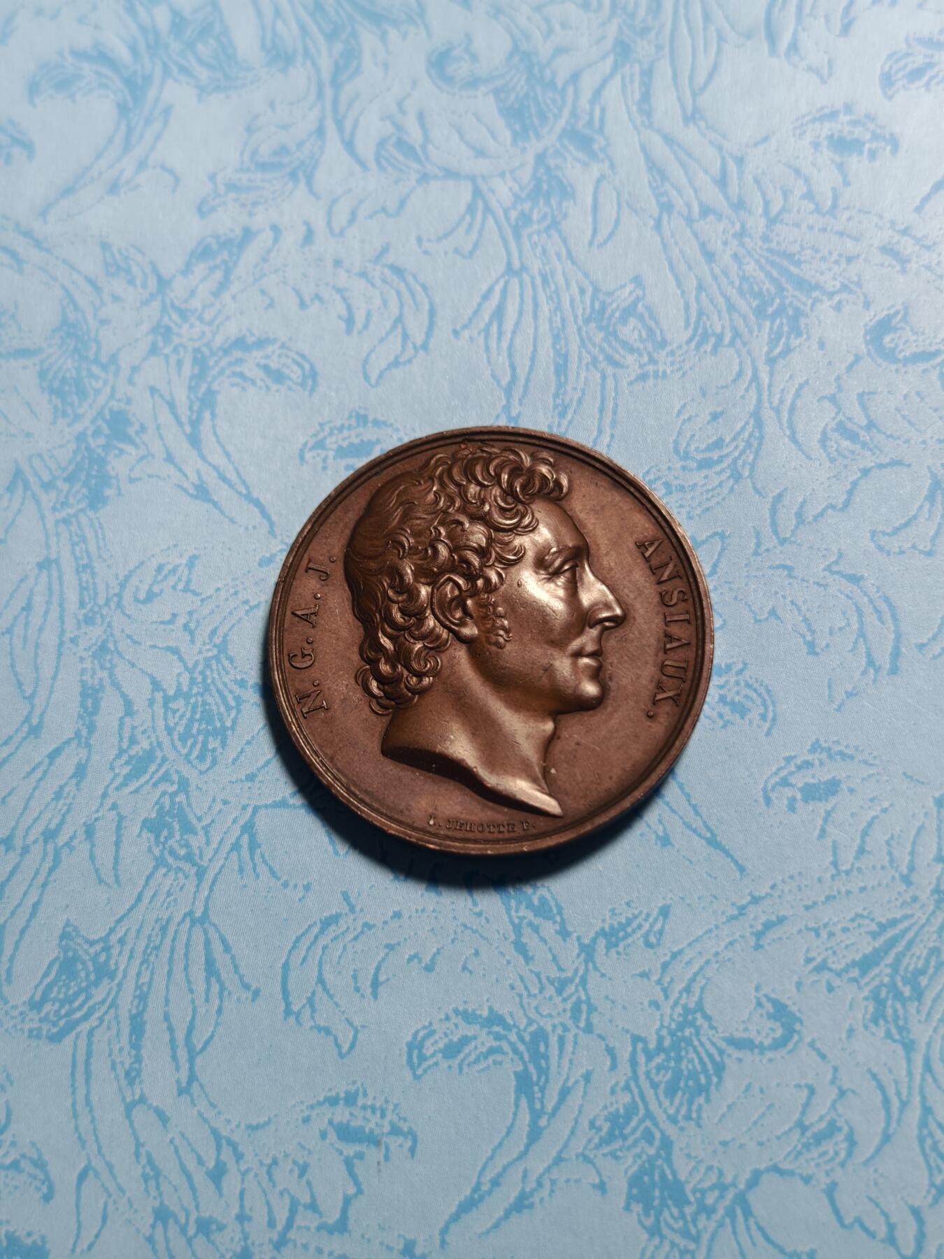 抚柳草堂-第三期章牌钱币 奖章勋章限时免佣 满百包邮 放漏专场 法国1835年医学名人铜章，早期光边原铸直径39.7mm，重29克，高浮雕工艺细节丰富。铜质，巧克力包浆自然，成色还可以，边道一处轻微小磕碰，整体保存不错