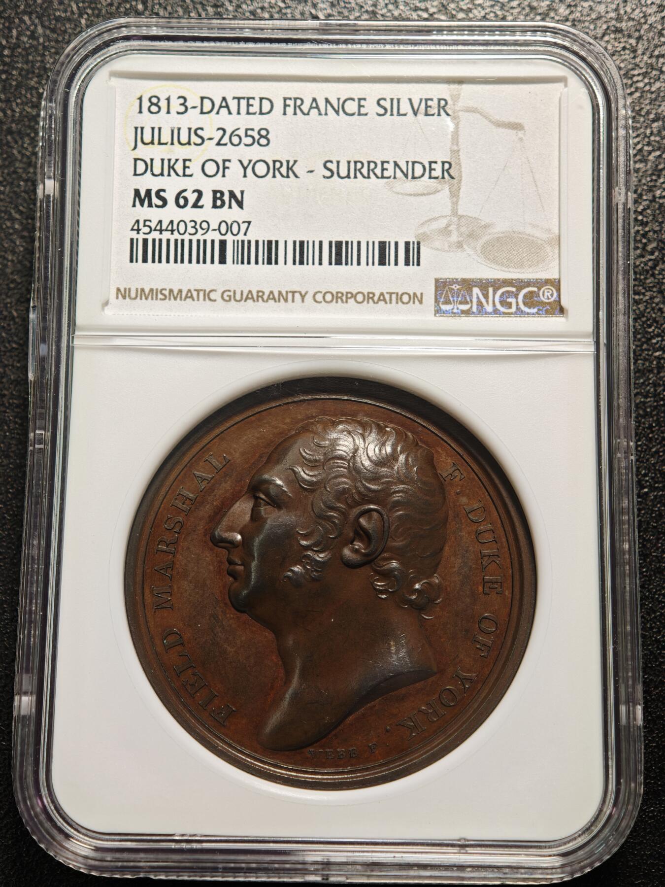 【德藏】世界币章拍卖第158期（拍品征集中~欢迎藏友联系） 1813年 法国约克公爵皇家军事学院授旗纪念铜章 平边无边铭，NGC MS62BN 正面是约克公爵左侧面头像，背面是1802年夏洛特王后在他于切尔西创立的约克公爵皇家军事学院主持授旗仪式的场景。高浮雕工艺，特别是背面场景人物众多，雕刻细腻，巧克力包浆，保存状态良好，稀有品种