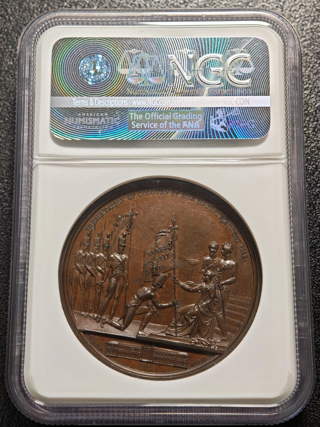【德藏】世界币章拍卖第158期（拍品征集中~欢迎藏友联系） 1813年 法国约克公爵皇家军事学院授旗纪念铜章 平边无边铭，NGC MS62BN 正面是约克公爵左侧面头像，背面是1802年夏洛特王后在他于切尔西创立的约克公爵皇家军事学院主持授旗仪式的场景。高浮雕工艺，特别是背面场景人物众多，雕刻细腻，巧克力包浆，保存状态良好，稀有品种