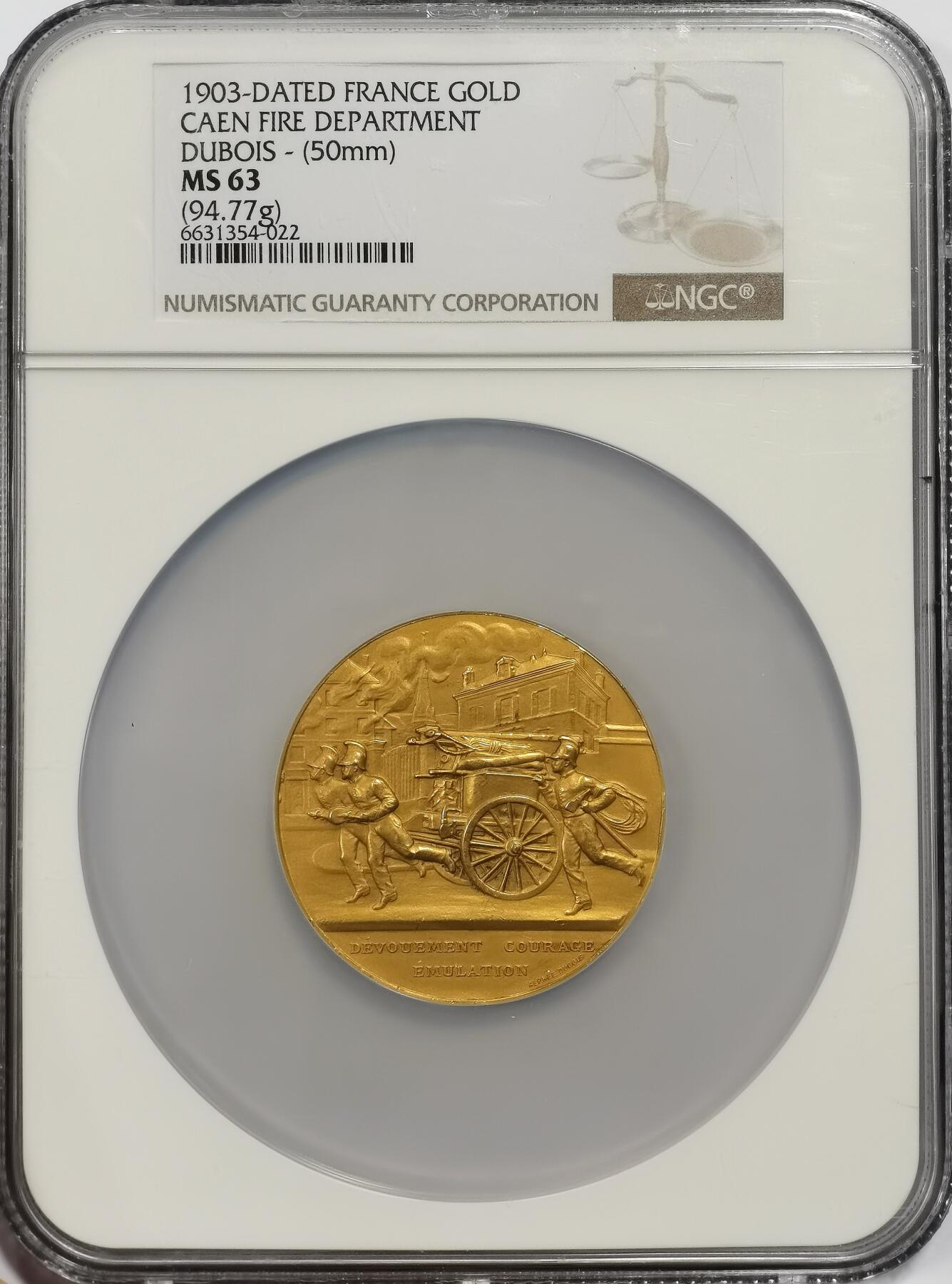 博洋堂世界钱币拍卖第153期（全场包邮） NGC MS63 1903年法国卡昂消防局金质奖章，章牌名家dubois作品，50mm，质量94.77克。正面：三名消防员驾驶消防车驶向燃烧的建筑物；背面：月桂花环内有七行法语铭文；花环外环绕铭文。这枚色彩艳丽、引人注目的金质奖章旨在纪念卡昂消防局在比赛中的英勇表现，细节清晰，光泽柔和近乎哑光。以精美的金质材质，向消防事业致敬。