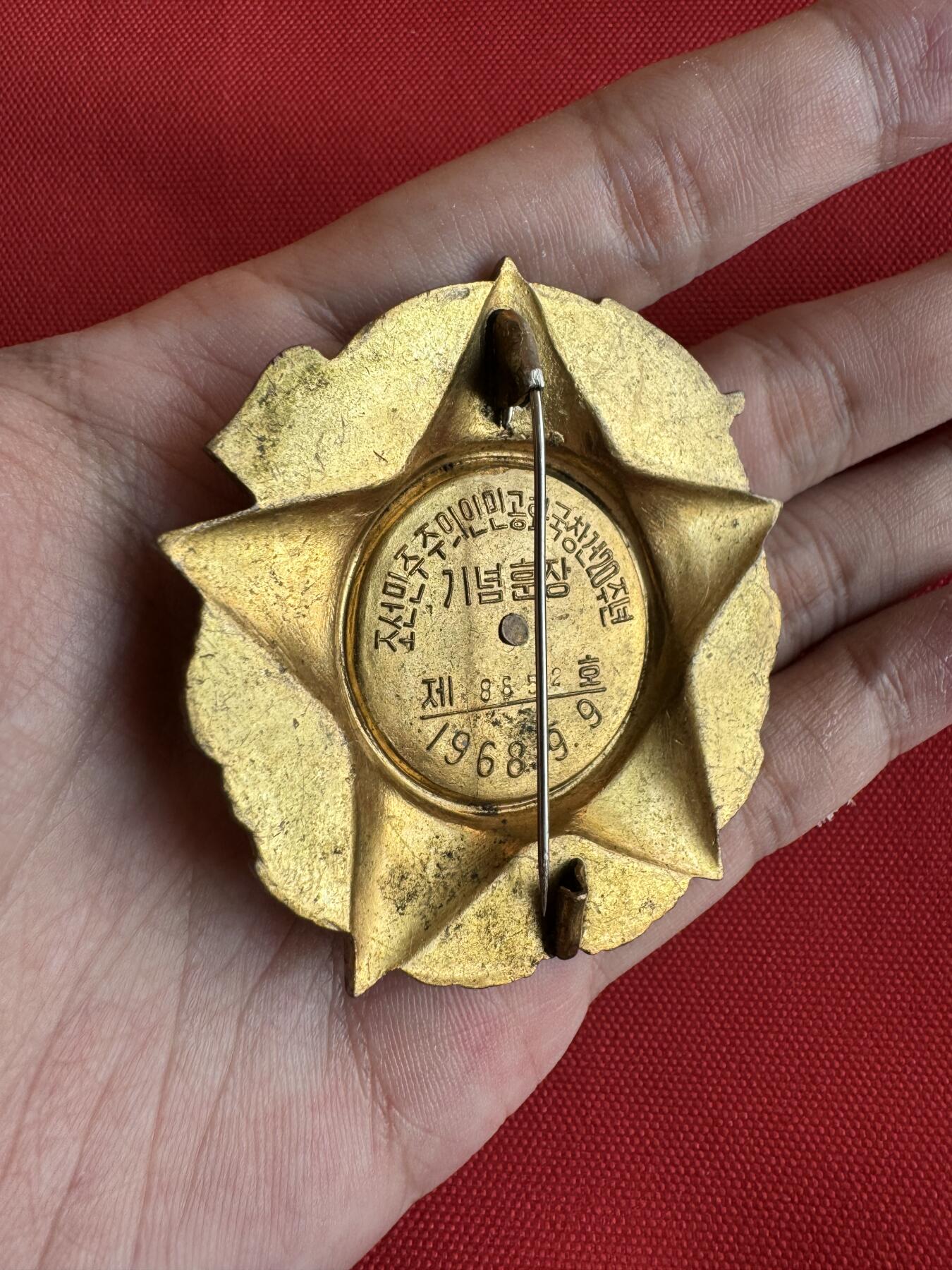 五哥徽章群   20号周六晚上八点4群联拍 朝鲜章