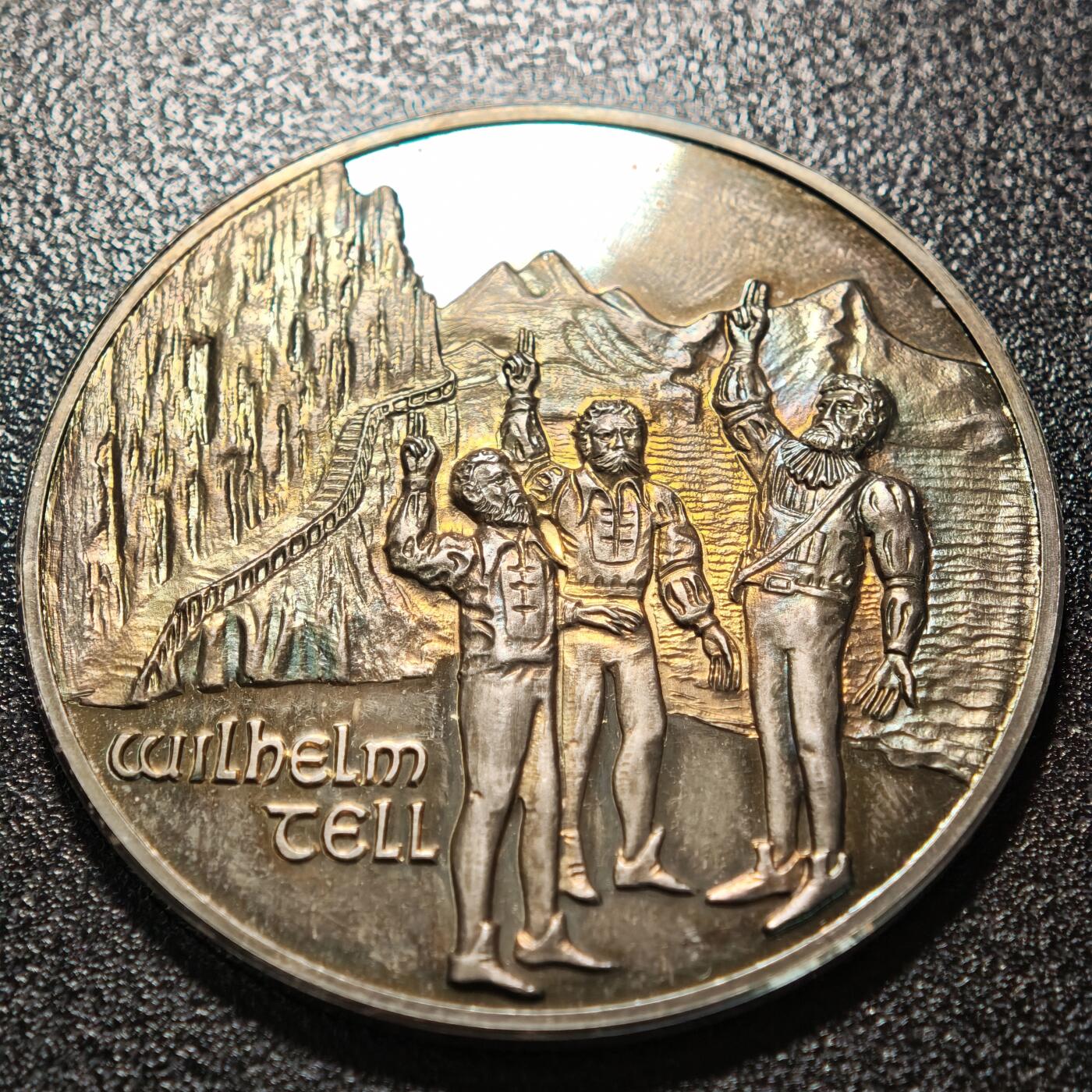【德藏】世界币章拍卖第158期（拍品征集中~欢迎藏友联系） 现代 德国发行瑞士民族英雄威廉·退尔主题银质纪念银章 这枚章以瑞士民族英雄威廉·退尔（Wilhelm Tell）为核心主题，融合了席勒戏剧《威廉·退尔》的经典台词与场景，威廉·退尔是瑞士独立运动的传奇英雄，因反抗奥地利哈布斯堡王朝的暴政成为瑞士民族精神的象征；德国诗人席勒的戏剧《威廉·退尔》进一步将其塑造成追求自由与统一的文化符号 直径约：50.4mm；重约：48.4g