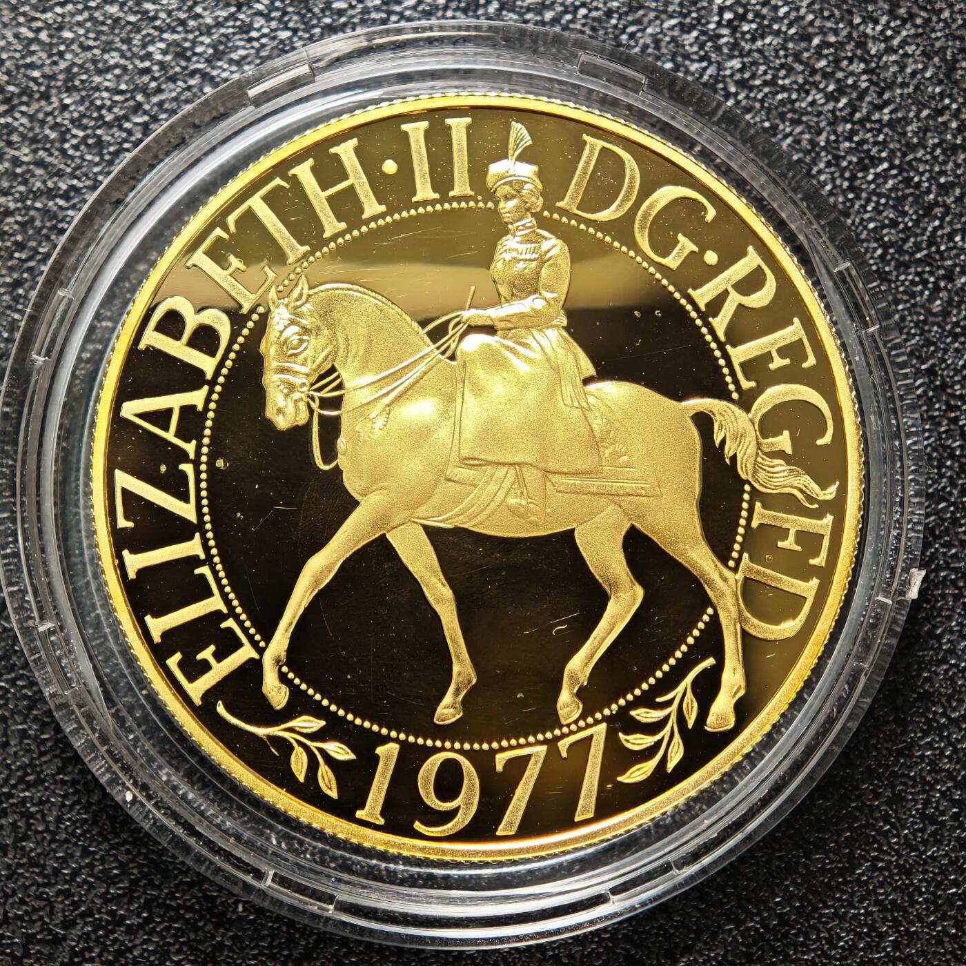 【德藏】世界币章拍卖第158期（拍品征集中~欢迎藏友联系） 1977年 英国伊丽莎白二世女王登基25周年银禧镀金精制纪念章 原盒 带证书 直径约：38.61mm；重约：28.276g