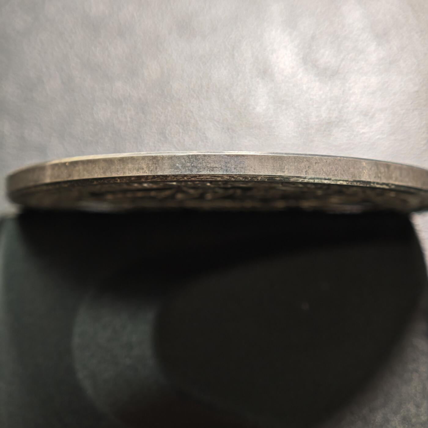 【德藏】世界币章拍卖第158期（拍品征集中~欢迎藏友联系） 现代 德国发行瑞士民族英雄威廉·退尔主题银质纪念银章 这枚章以瑞士民族英雄威廉·退尔（Wilhelm Tell）为核心主题，融合了席勒戏剧《威廉·退尔》的经典台词与场景，威廉·退尔是瑞士独立运动的传奇英雄，因反抗奥地利哈布斯堡王朝的暴政成为瑞士民族精神的象征；德国诗人席勒的戏剧《威廉·退尔》进一步将其塑造成追求自由与统一的文化符号 直径约：50.4mm；重约：48.4g