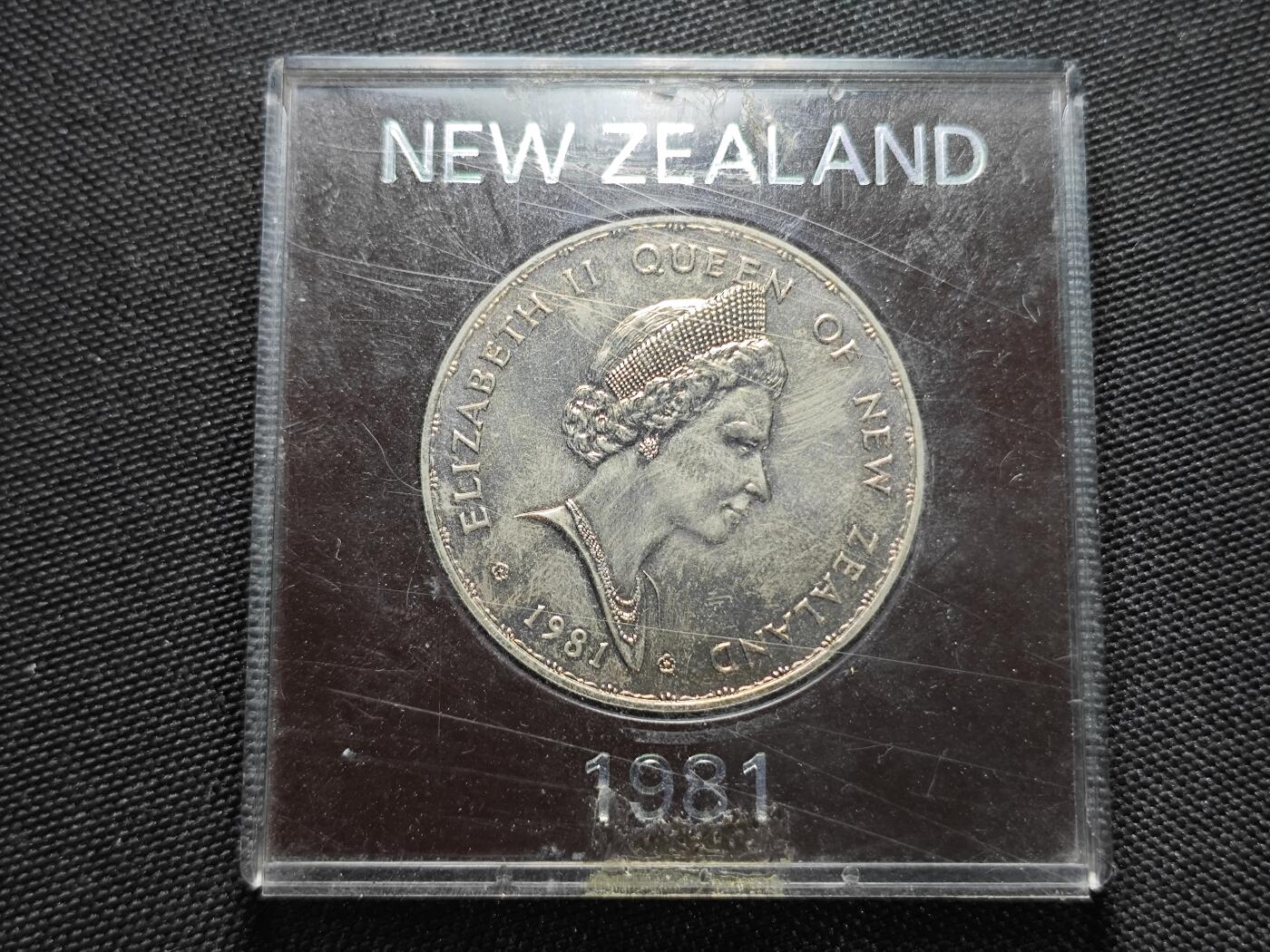 KK钱币收藏小铺 《套币 好品/批量散币专场》  2月预留时间 周末发货  1981新西兰1元克朗形纪念币 带盒