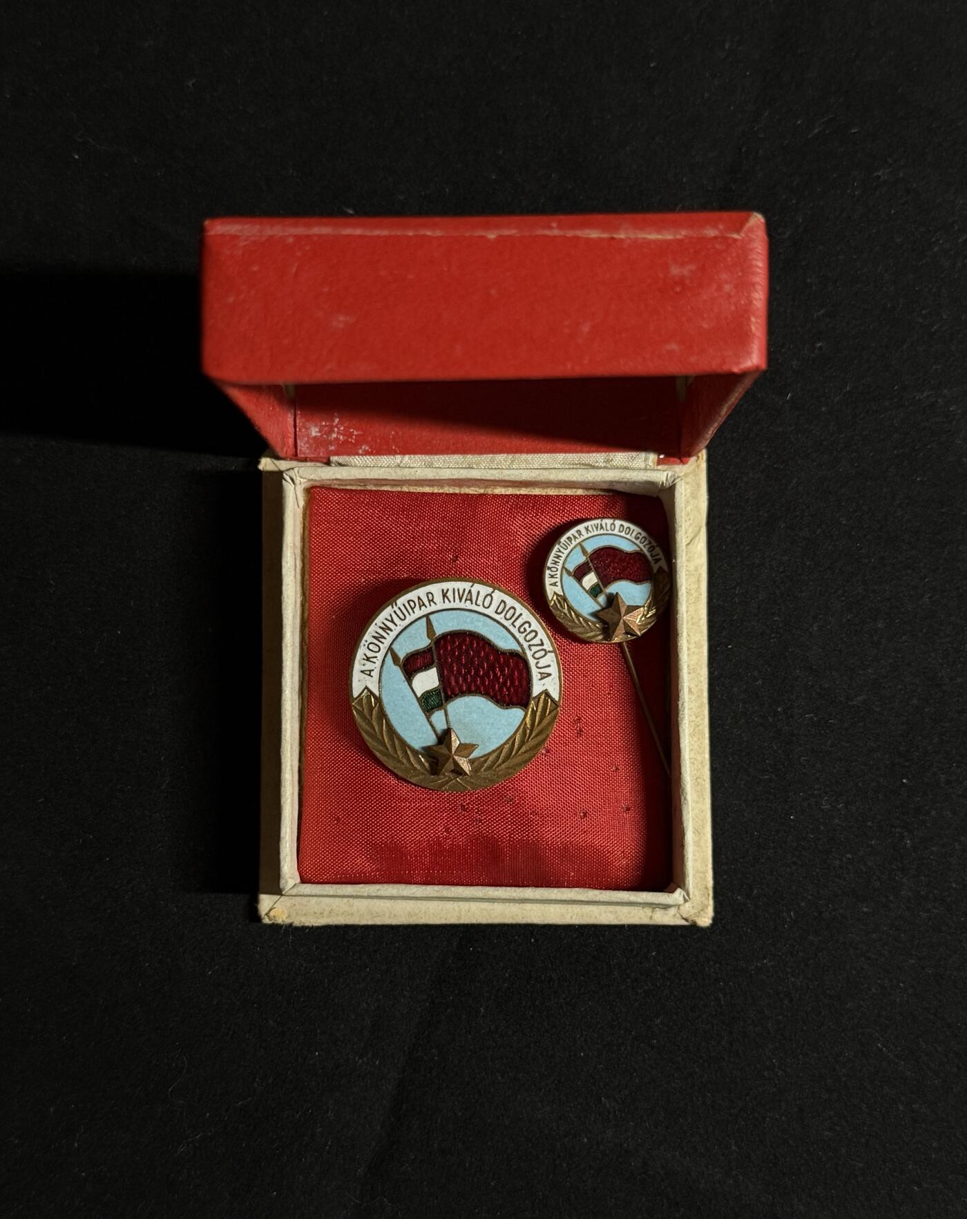 欢庆元旦！戎马世界章牌大赏第109期元旦大拍 匈牙利优秀轻工业劳动者证章