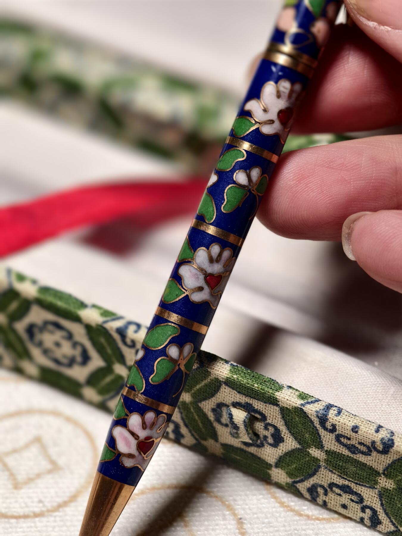 抚柳草堂-第三期章牌钱币 奖章勋章限时免佣 满百包邮 放漏专场 八十年代创汇时期景泰蓝老板笔 原盒好品少见花色 铜胎镀金掐丝珐琅纯手工工艺 笔芯已更换 可以正常书写