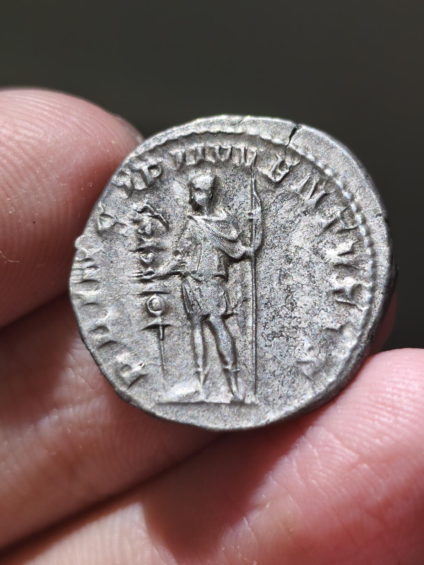 星盘世界钱币十二月二十七日古典币专场 罕见极美品 公元250-251年 霍斯蒂利安 双第纳尔（安东尼安）银币 此枚钱币品相和打制上比同时期大部分钱币都优秀，正反面图案均清晰，很难得的少见品种，附藏家标签   