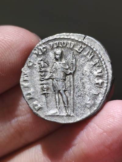 罕见极美品 公元250-251年 霍斯蒂利安 双第纳尔（安东尼安）银币 此枚钱币品相和打制上比同时期大部分钱币都优秀，正反面图案均清晰，很难得的少见品种，附藏家标签   