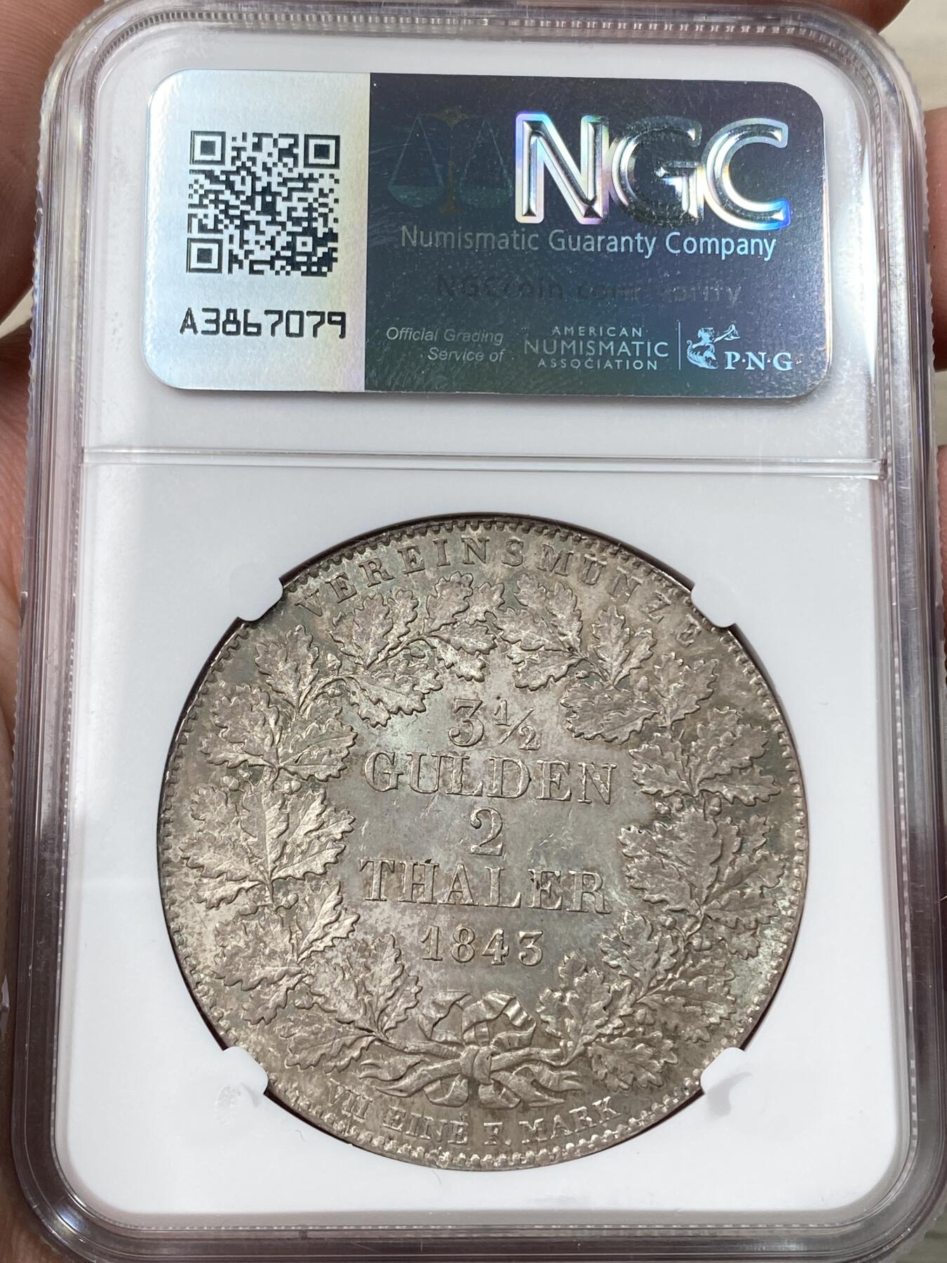 万国钱币拍卖第058期（万国新年大拍） NGC MS63 1843年法兰克福自由市鹰徽流通2泰勒 仅发行12万枚且流通充分 正面是象征法兰克福的雄鹰 背面橡叶结合面值 隔着盒子也能感受到其锋利打制的割手感 华丽淡彩转光 观感超越分数的顶级典藏品质