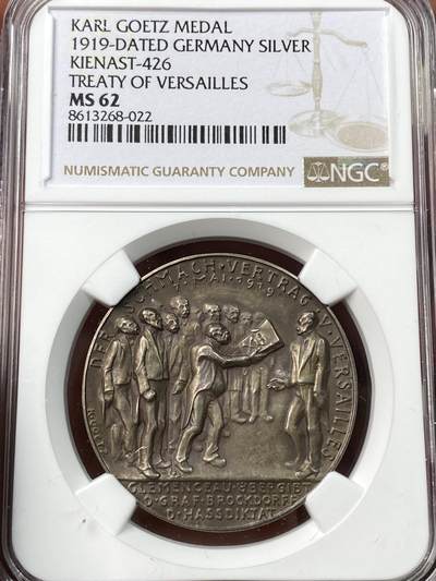 万国钱币拍卖第058期（万国新年大拍） - NGC MS62 1919年德国《凡尔赛条约》十周年纪念日银章 卡尔哥茨讽刺作品 法国总理克莱门索将《条约》交给布罗克多夫伯爵 反面1914年萨拉热窝事件和1919凡尔赛纪念 哥茨大作之一罕见收藏级品相