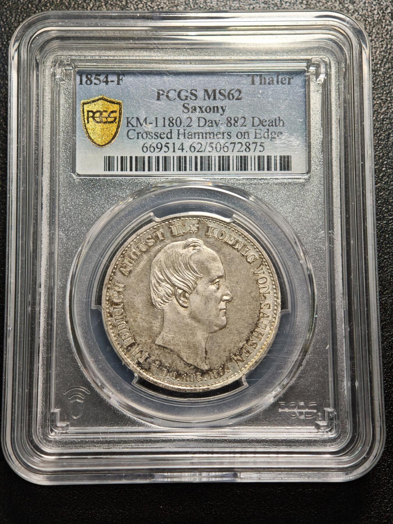 【德藏】世界币章拍卖第158期（拍品征集中~欢迎藏友联系） 1854年 德国萨克森弗里德里希·奥古斯特二世银婚纪念泰勒银币 PCGS MS62 少见品种 原味包浆 状态十足 1854年是弗里德里希·奥古斯特二世与奥地利的玛丽亚·安娜公主结婚25周年（银婚），作为萨克森王国的重要王室庆典，发行此币以纪念这一事件，同时彰显王室联姻的政治与家族意义