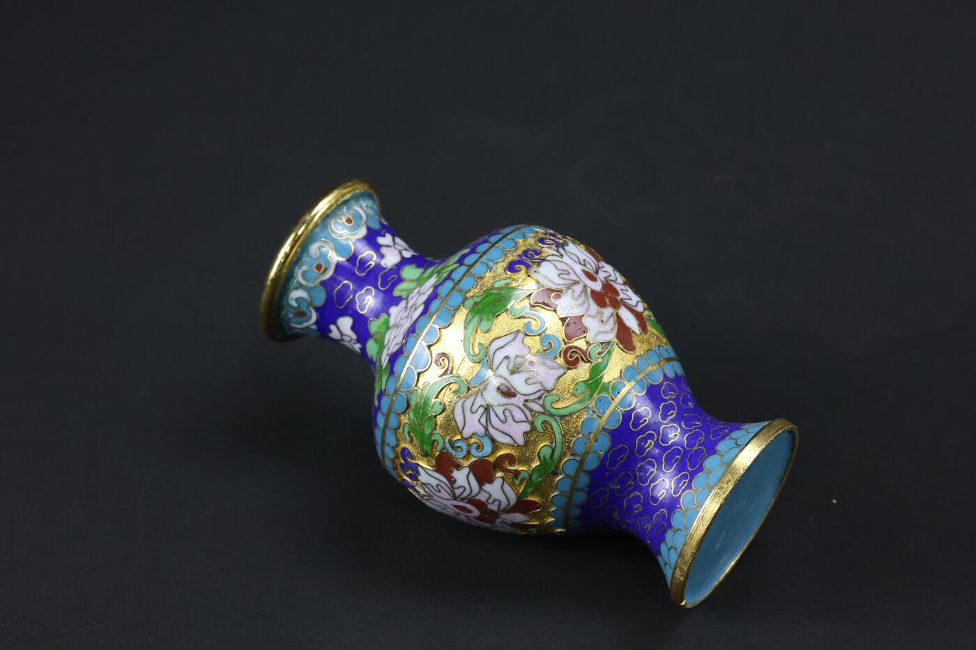 抚柳草堂-第三期章牌钱币 奖章勋章限时免佣 满百包邮 放漏专场 创汇时期景泰蓝掐丝珐琅花瓶一只，铜胎掐丝工艺，厚胎做工非常棒蓝地配花卉纹，工艺精细不是那种小薄片。高约12.5cm，肚径6.8cm重188g。自然老化痕迹，无明显残破