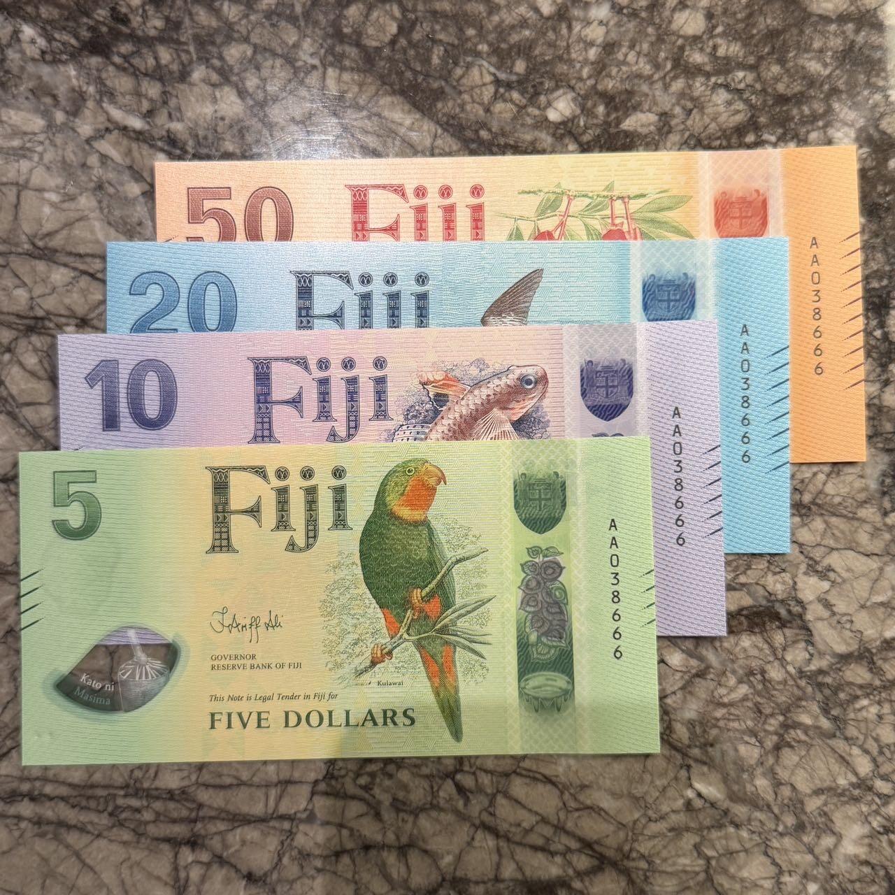 首发AA冠 整套全同号无47 新版斐济2025全套塑料钞 周日包邮发货（。。。新增了几张萨摩亚靓号在最后几拍）