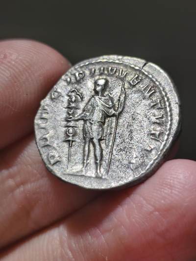 罕见极美品 公元250-251年 霍斯蒂利安 双第纳尔（安东尼安）银币 此枚钱币品相和打制上比同时期大部分钱币都优秀，正反面图案均清晰，很难得的少见品种，附藏家标签   