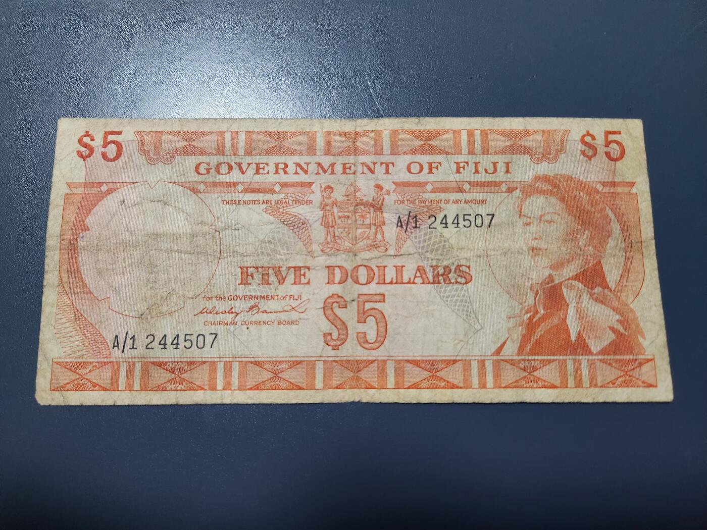 12月21号晚上8点 外国纸币自动截拍第75场 东加勒比5元A1首发 原票旧品