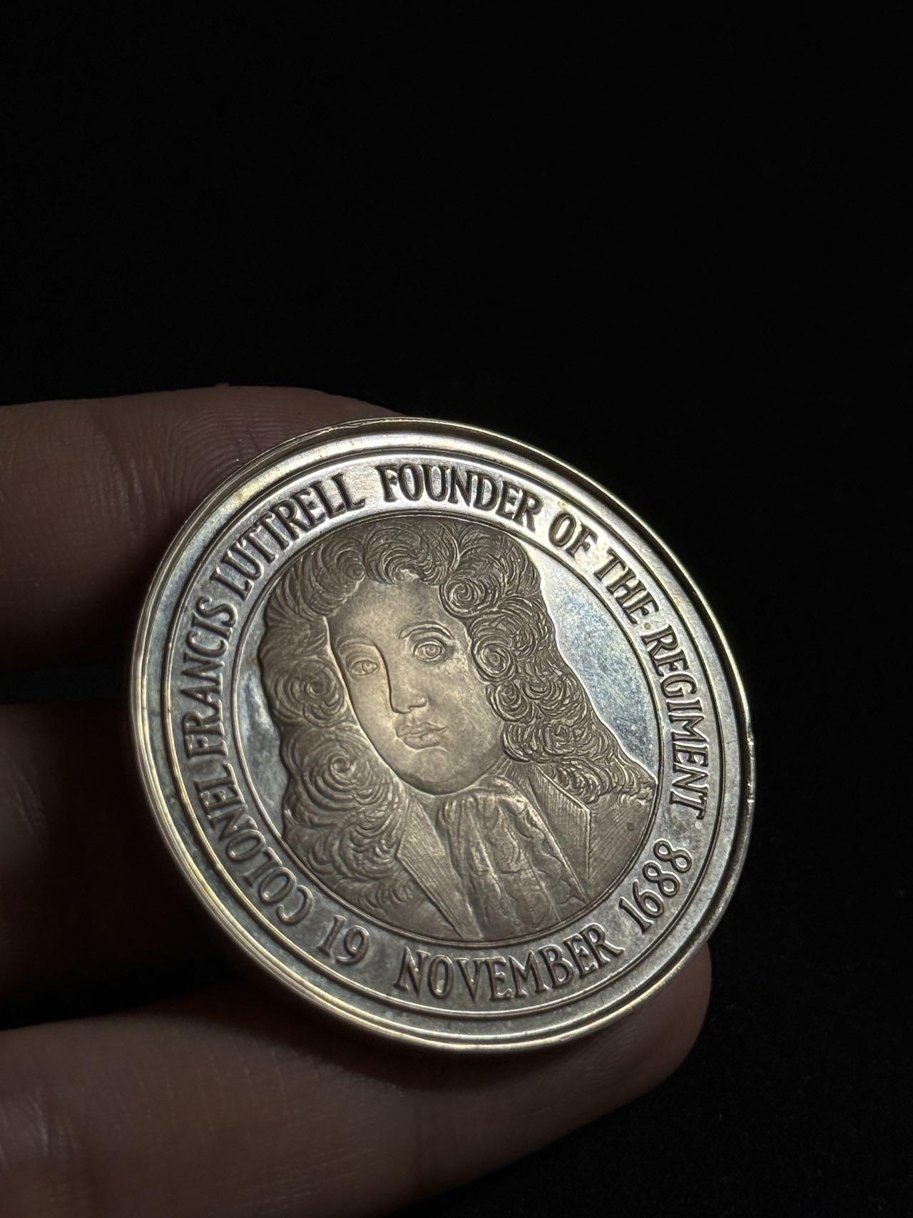 欢庆元旦！戎马世界章牌大赏第109期元旦大拍 英国陆军绿色霍华德团成立300周年纪念章，银制，重37g