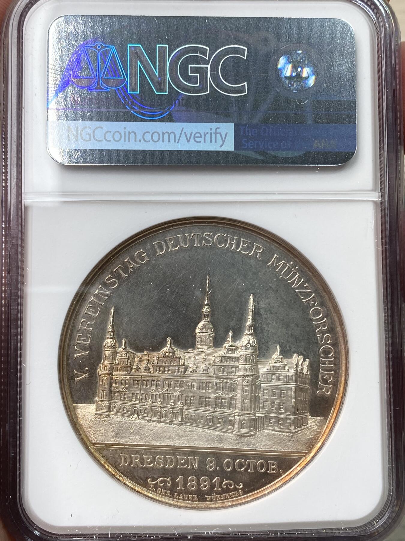 万国钱币拍卖第058期（万国新年大拍） NGC MS61 1891年德国德累斯顿硬币研究协会纪念大银章 会长萨克森公爵约翰·乔治侧相 德累斯顿钱币协会建筑景观 金彩裹身镜面精铸极其漂亮 42.55MM 27.07G