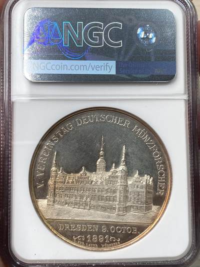 万国钱币拍卖第058期（万国新年大拍） NGC MS61 1891年德国德累斯顿硬币研究协会纪念大银章 会长萨克森公爵约翰·乔治侧相 德累斯顿钱币协会建筑景观 金彩裹身镜面精铸极其漂亮 42.55MM 27.07G