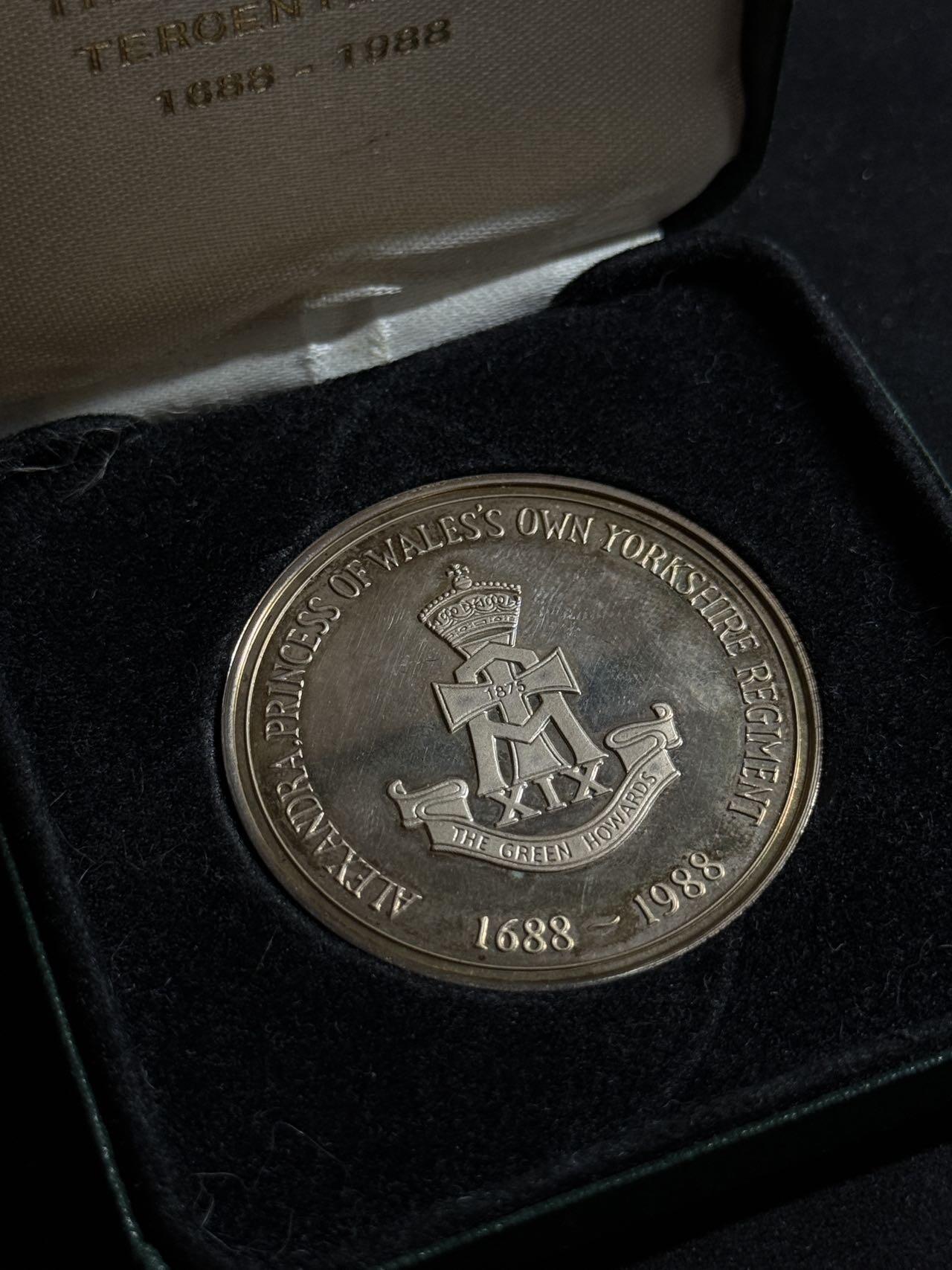 欢庆元旦！戎马世界章牌大赏第109期元旦大拍 英国陆军绿色霍华德团成立300周年纪念章，银制，重37g