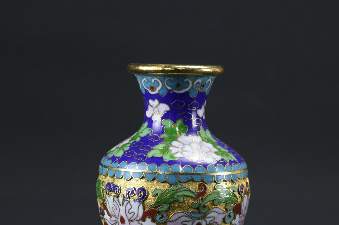 抚柳草堂-第三期章牌钱币 奖章勋章限时免佣 满百包邮 放漏专场 创汇时期景泰蓝掐丝珐琅花瓶一只，铜胎掐丝工艺，厚胎做工非常棒蓝地配花卉纹，工艺精细不是那种小薄片。高约12.5cm，肚径6.8cm重188g。自然老化痕迹，无明显残破