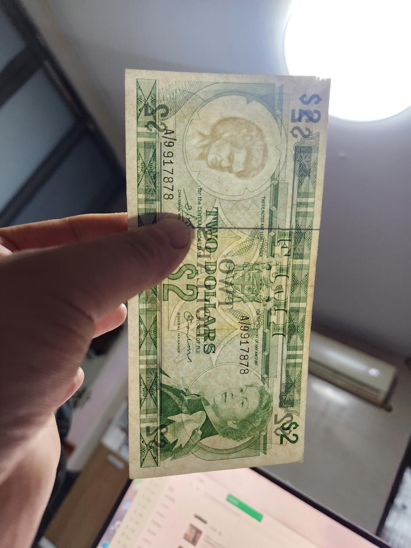 12月21号晚上8点 外国纸币自动截拍第75场 东加勒比2元美品A9签名不同