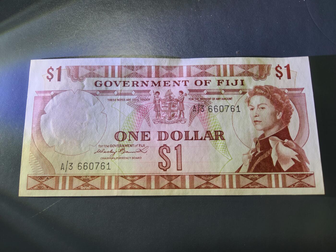 12月21号晚上8点 外国纸币自动截拍第75场 东加勒比1元 近新 A3冠