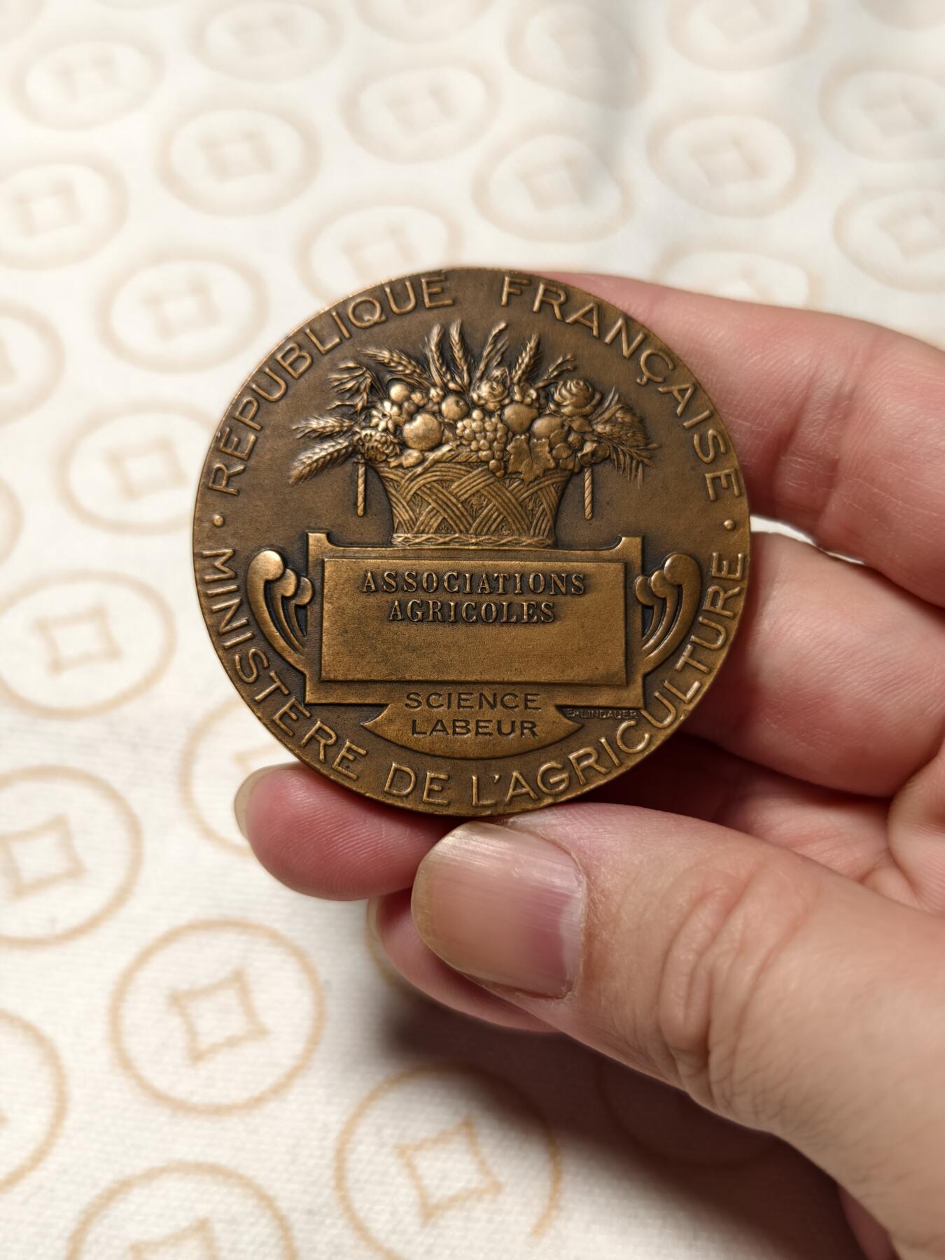 抚柳草堂-第三期章牌钱币 奖章勋章限时免佣 满百包邮 放漏专场 十九世纪末-二十世纪初法国农业部农业竞赛大铜章  播种者正反面浮雕都精美  大尺寸直径50mm 重量61.5g 品相非常好