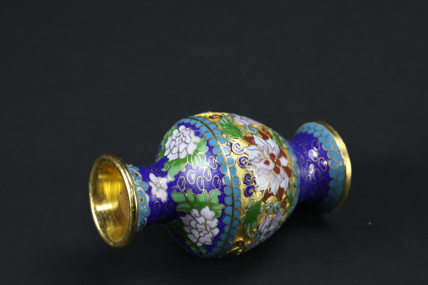 抚柳草堂-第三期章牌钱币 奖章勋章限时免佣 满百包邮 放漏专场 创汇时期景泰蓝掐丝珐琅花瓶一只，铜胎掐丝工艺，厚胎做工非常棒蓝地配花卉纹，工艺精细不是那种小薄片。高约12.5cm，肚径6.8cm重188g。自然老化痕迹，无明显残破