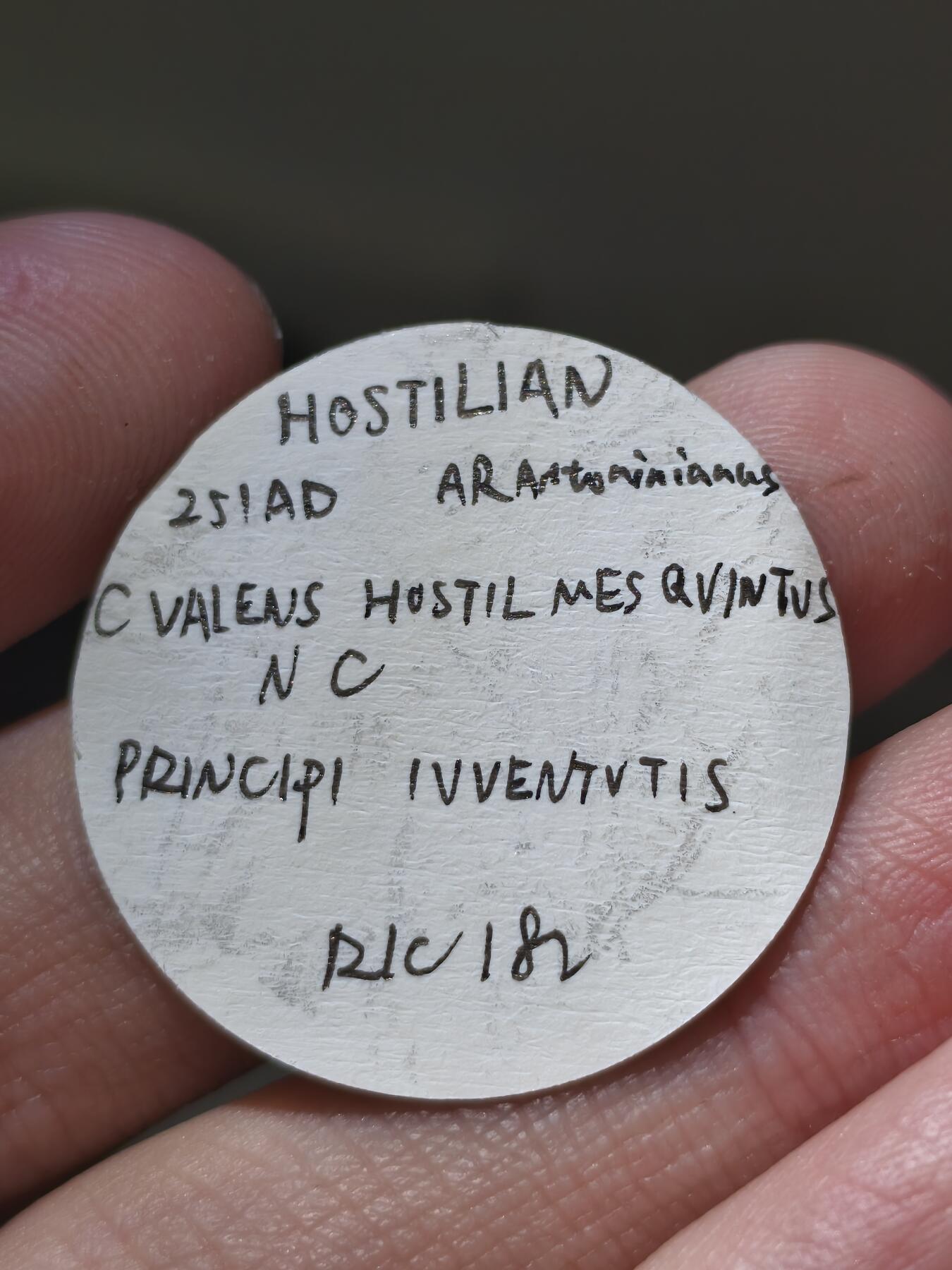 星盘世界钱币十二月二十七日古典币专场 罕见极美品 公元250-251年 霍斯蒂利安 双第纳尔（安东尼安）银币 此枚钱币品相和打制上比同时期大部分钱币都优秀，正反面图案均清晰，很难得的少见品种，附藏家标签   