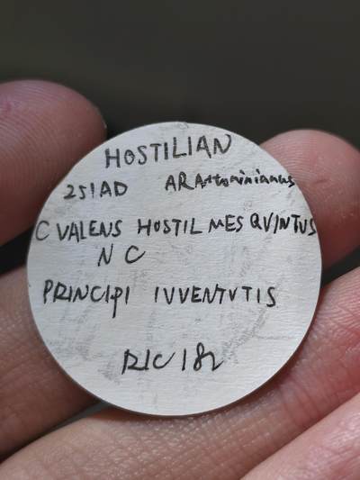 罕见极美品 公元250-251年 霍斯蒂利安 双第纳尔（安东尼安）银币 此枚钱币品相和打制上比同时期大部分钱币都优秀，正反面图案均清晰，很难得的少见品种，附藏家标签   