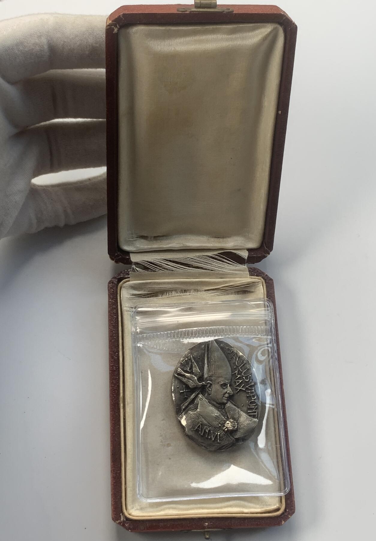 掌中浮雕-藏着的欧洲第047场 1968年梵蒂冈保罗六世增加联合国教士银章 ，约 36 X 45mm，47.22g，盒子有破损如图