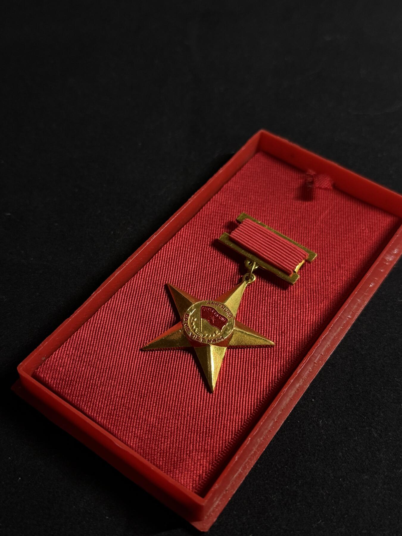 欢庆元旦！戎马世界章牌大赏第109期元旦大拍 越南英雄母亲金星勋章，铝制