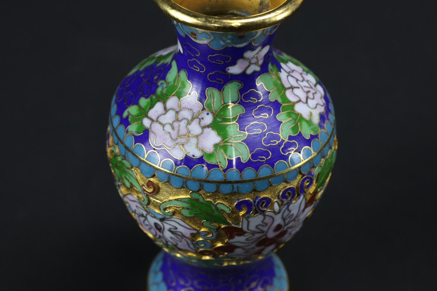 抚柳草堂-第三期章牌钱币 奖章勋章限时免佣 满百包邮 放漏专场 创汇时期景泰蓝掐丝珐琅花瓶一只，铜胎掐丝工艺，厚胎做工非常棒蓝地配花卉纹，工艺精细不是那种小薄片。高约12.5cm，肚径6.8cm重188g。自然老化痕迹，无明显残破