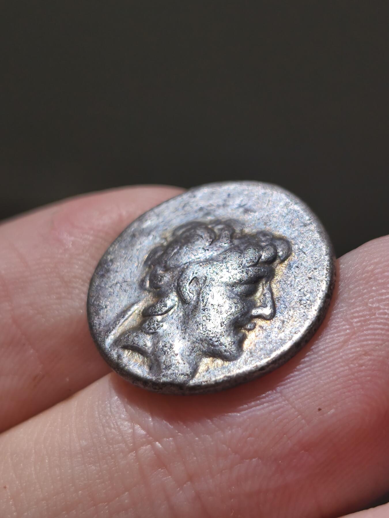 星盘世界钱币十二月二十七日古典币专场 少见！希腊化-卡帕多西亚 阿里阿拉特斯7世1德拉克马银币 底下写有希腊数字EI 15可能第15年发行 背面融合了本地的雅典娜女神站像