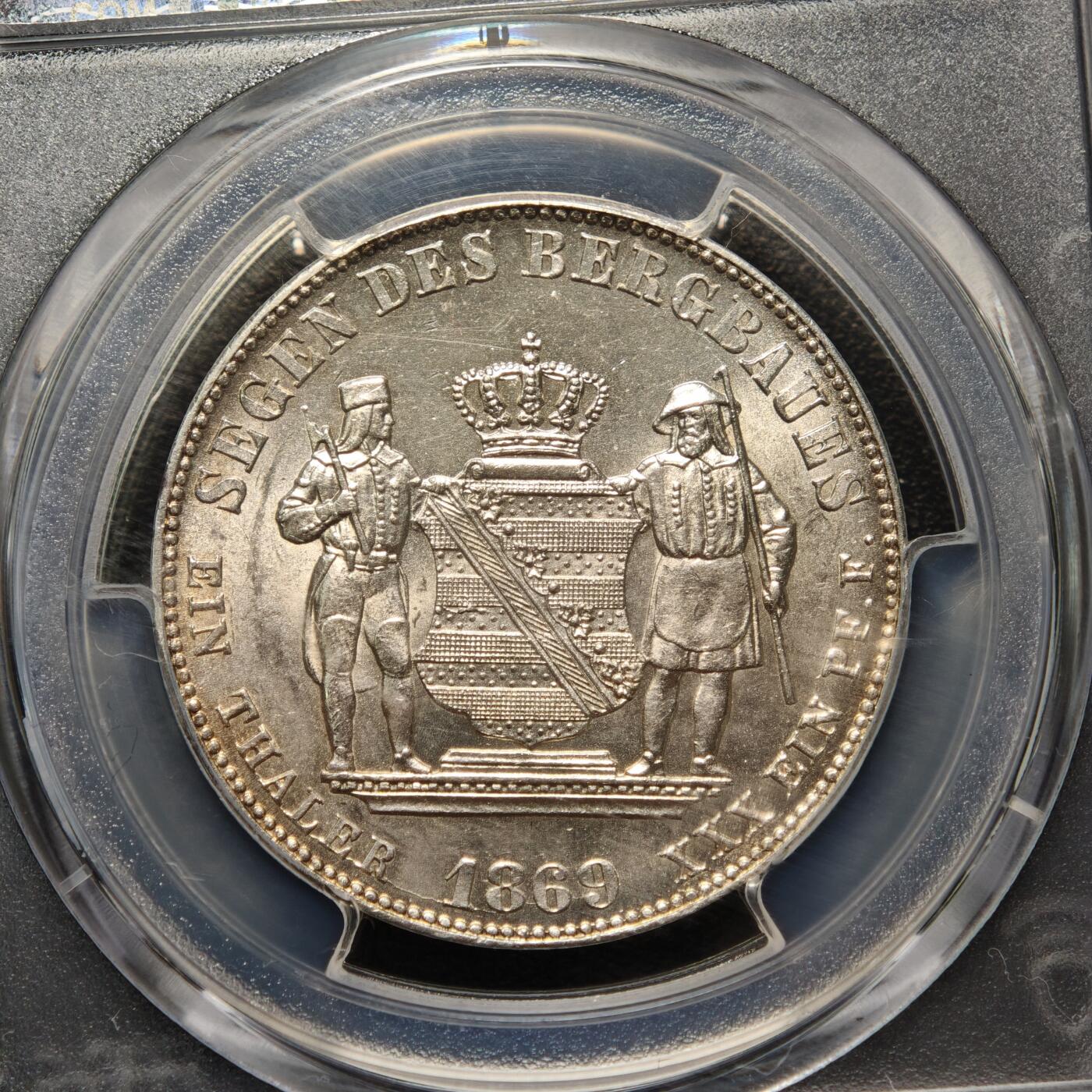 【德藏】世界币章拍卖第158期（拍品征集中~欢迎藏友联系） 1869年 德国萨克森约翰一世矿业祝福泰勒银币 PCGS MS62 淡黄油包浆 转光十足 萨克森是19世纪德国重要的矿业与冶金中心，银、锡、铁等矿产资源的开采与加工是其经济支柱，约翰一世时期发行此币，既是对矿业产业的致敬，也彰显了萨克森的经济特色