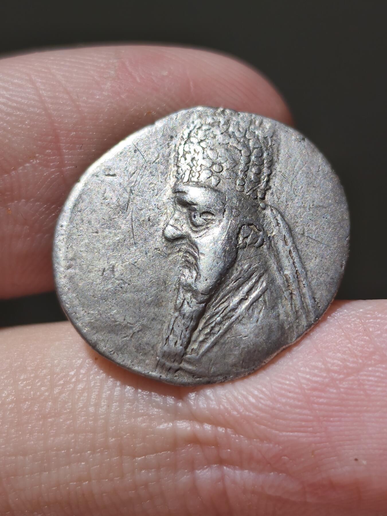 星盘世界钱币十二月二十七日古典币专场 帕提亚帝国 米特拉达特斯二世1德拉克马银币 前121-91年 芒星毡帽王冠型 帕提亚最有名的强者国王 背面弓箭人+希腊化称谓