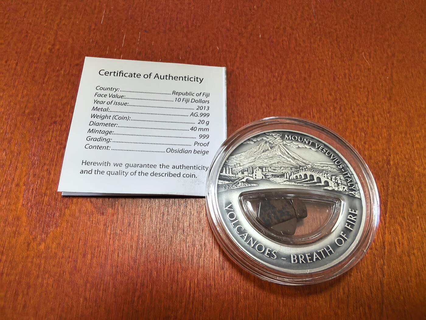 长老汇蛇年精选第八十五场拍卖 2013斐济火山之火系列之俄罗斯克罗诺斯基火山10元精制火山石填充银币，20克999银，盒证全，999枚
