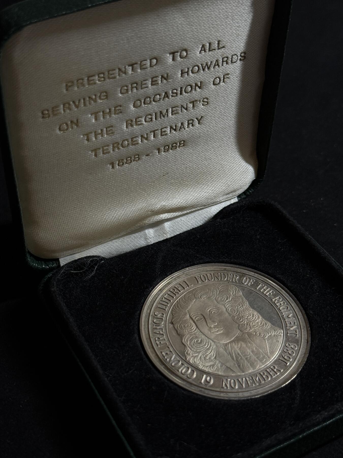 欢庆元旦！戎马世界章牌大赏第109期元旦大拍 英国陆军绿色霍华德团成立300周年纪念章，银制，重37g