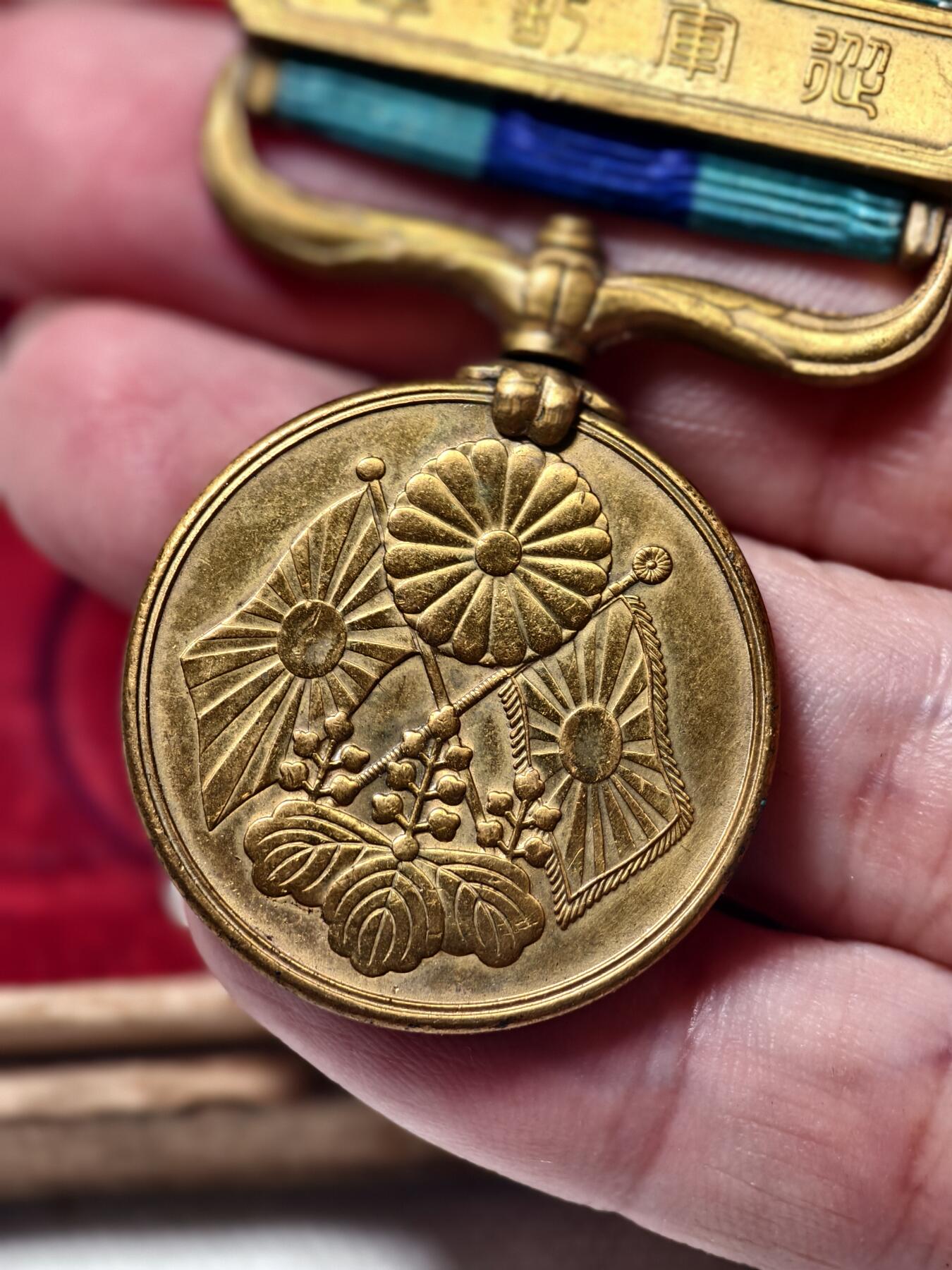 抚柳草堂-第三期章牌钱币 奖章勋章限时免佣 满百包邮 放漏专场 日俄明治三十七八年从军记章 铜镀金好品 原盒缺一块木条