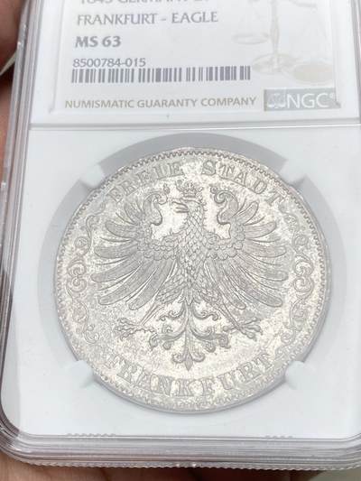 万国钱币拍卖第058期（万国新年大拍） NGC MS63 1843年法兰克福自由市鹰徽流通2泰勒 仅发行12万枚且流通充分 正面是象征法兰克福的雄鹰 背面橡叶结合面值 隔着盒子也能感受到其锋利打制的割手感 华丽淡彩转光 观感超越分数的顶级典藏品质