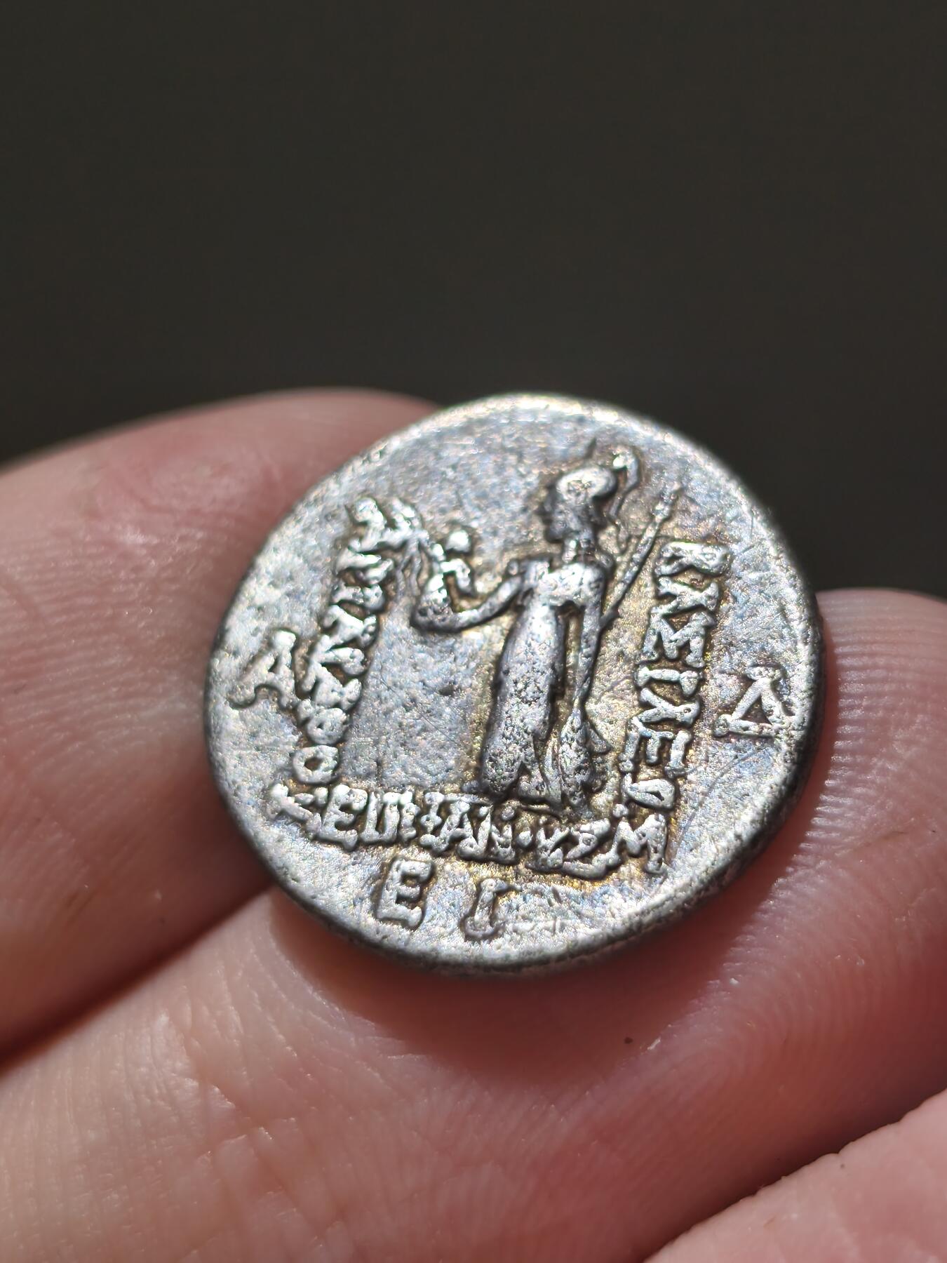 星盘世界钱币十二月二十七日古典币专场 少见！希腊化-卡帕多西亚 阿里阿拉特斯7世1德拉克马银币 底下写有希腊数字EI 15可能第15年发行 背面融合了本地的雅典娜女神站像