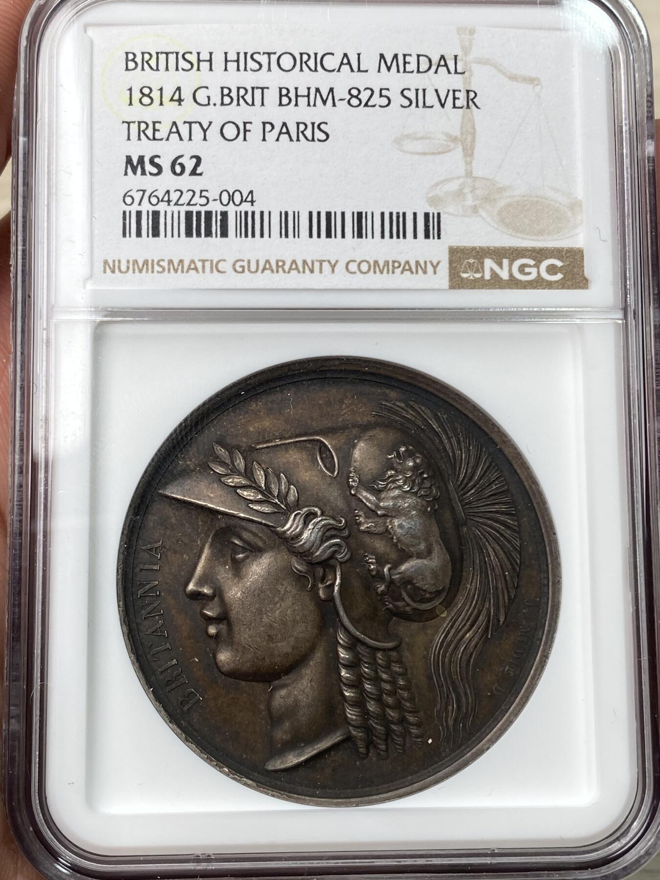 万国钱币拍卖第058期（万国新年大拍） NGC MS62 1814年英国乔治三世时期巴黎条约纪念欧洲和平大银章 41MM 37.02G 原味酱彩 穆迪原铸经典名品系列 戴着科林斯式头盔不列颠尼娅英姿飒爽 赫拉克勒斯站在倒下的法国旗帜上 1814年5月30日签署的《巴黎条约》标志着法国与第六联军（包括英国、俄罗斯、普鲁士、奥地利和其他联军）之间的拿破仑战争正式结束