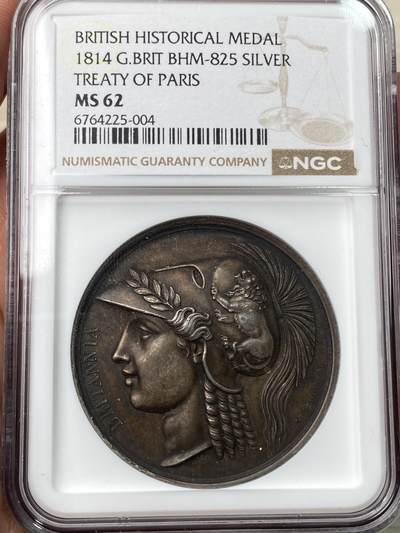 万国钱币拍卖第058期（万国新年大拍） - NGC MS62 1814年英国乔治三世时期巴黎条约纪念欧洲和平大银章 41MM 37.02G 原味酱彩 穆迪原铸经典名品系列 戴着科林斯式头盔不列颠尼娅英姿飒爽 赫拉克勒斯站在倒下的法国旗帜上 1814年5月30日签署的《巴黎条约》标志着法国与第六联军（包括英国、俄罗斯、普鲁士、奥地利和其他联军）之间的拿破仑战争正式结束