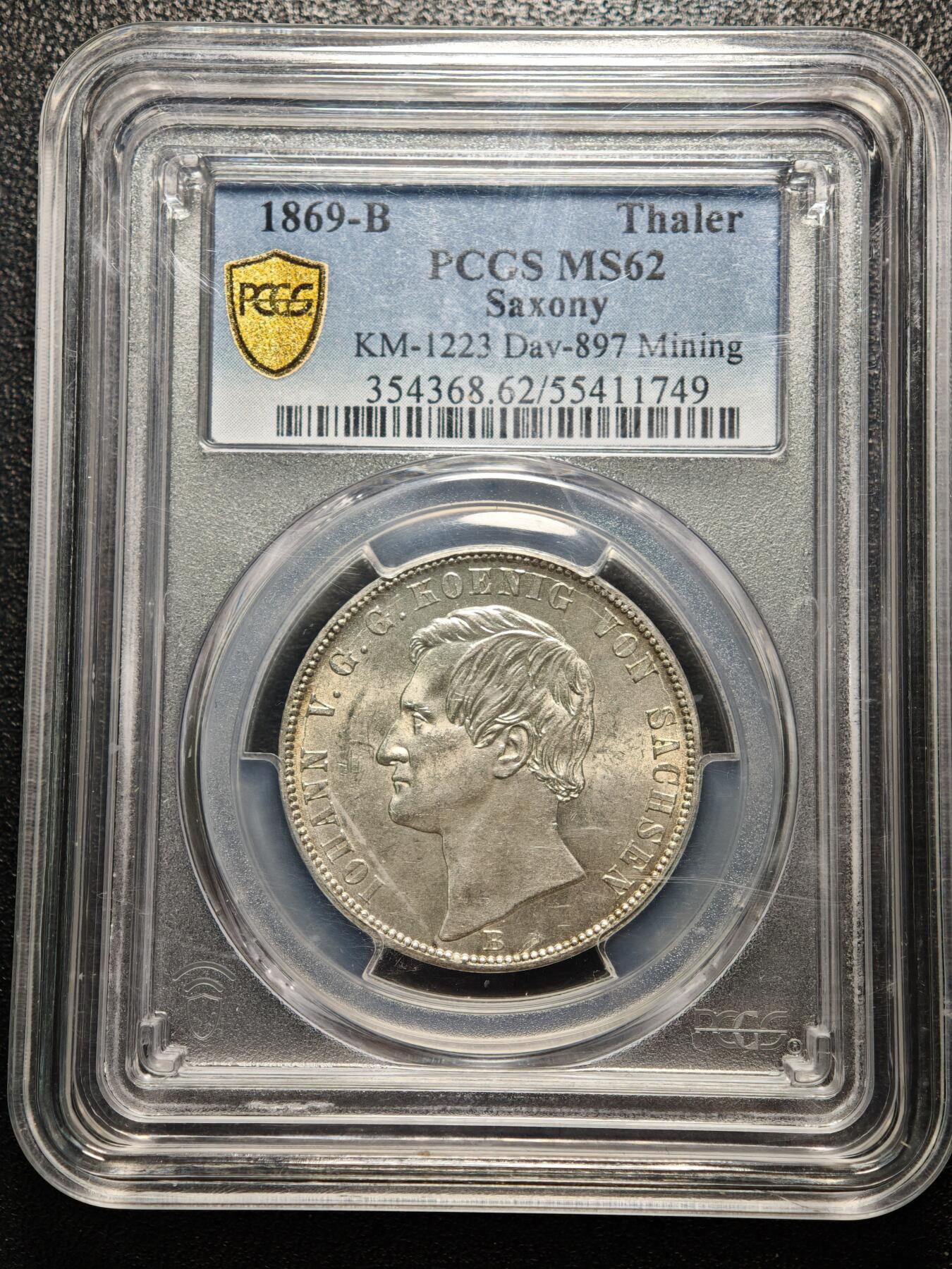 【德藏】世界币章拍卖第158期（拍品征集中~欢迎藏友联系） 1869年 德国萨克森约翰一世矿业祝福泰勒银币 PCGS MS62 淡黄油包浆 转光十足 萨克森是19世纪德国重要的矿业与冶金中心，银、锡、铁等矿产资源的开采与加工是其经济支柱，约翰一世时期发行此币，既是对矿业产业的致敬，也彰显了萨克森的经济特色