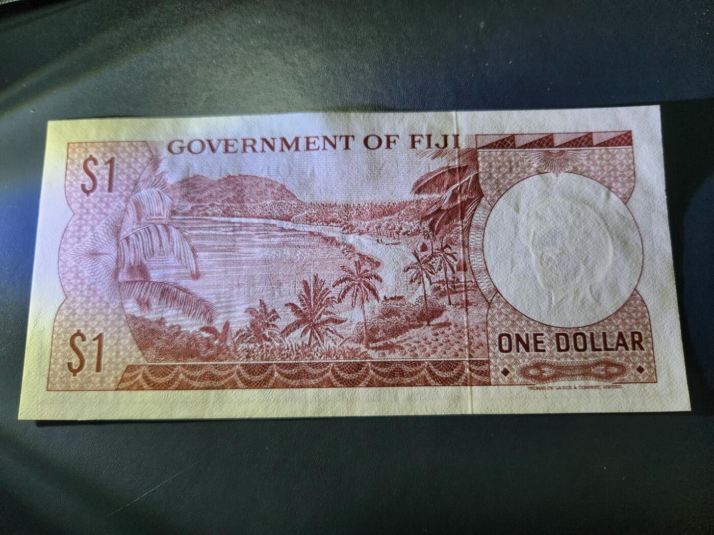 12月21号晚上8点 外国纸币自动截拍第75场 东加勒比1元 近新 A3冠